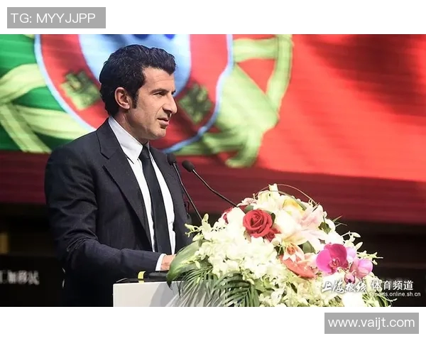 足球传奇菲戈时尚亮相佩戴墨镜展现独特魅力与风格 足球传奇菲戈时尚亮相佩戴墨镜展现独特魅力与风格