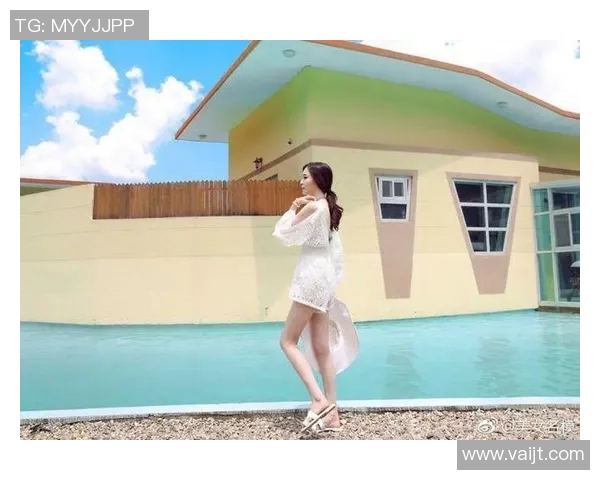 足球明星与美女的魅力碰撞展现足球场上的风采与时尚之美